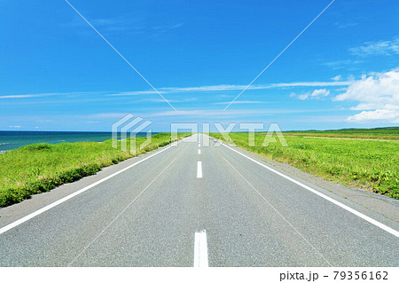 北海道　夏の青空とオロロンライン 79356162