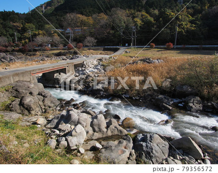 三重県白山町リバーパーク真見の雲出川と沈下橋 79356572