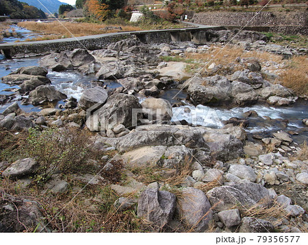 三重県白山町リバーパーク真見の雲出川と沈下橋 79356577