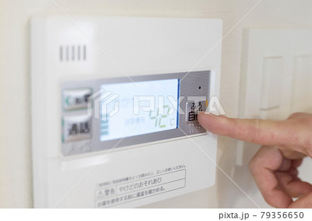 お風呂の操作パネルのボタンを押す女性手元 お風呂の操作パネルのボタンを押す女性手元 79356650