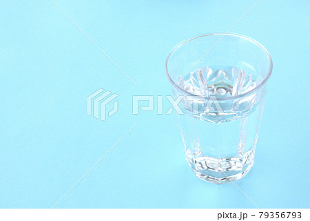 コップに注がれた水 コップに注がれた水 79356793
