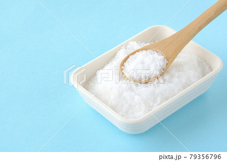 水色背景に食塩 79356796