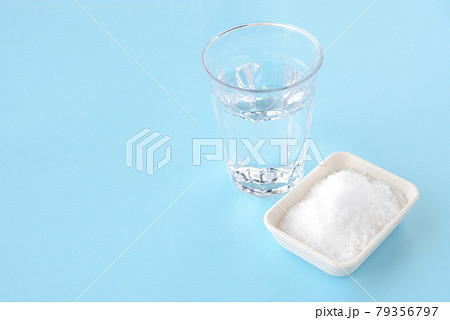 熱中症対策イメージ―水分と塩分 79356797