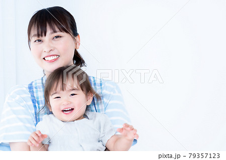 抱っこされて甘える女の子と保育士 抱っこされて甘える女の子と保育士 79357123