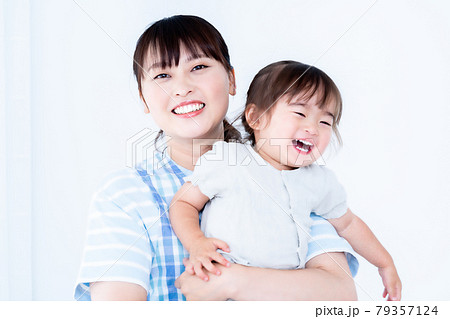 抱っこされて甘える女の子と保育士 抱っこされて甘える女の子と保育士 79357124