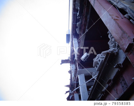 半壊の建物と空 79358385