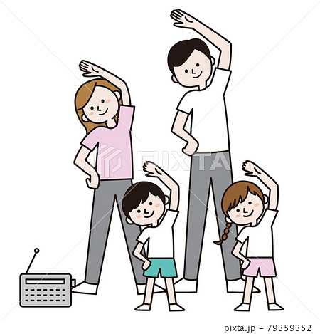 笑顔でラジオ体操をする家族 79359352