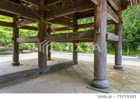 【神奈川県】鎌倉 重厚感のある円覚寺の山門 【神奈川県】鎌倉 重厚感のある円覚寺の山門 79359381