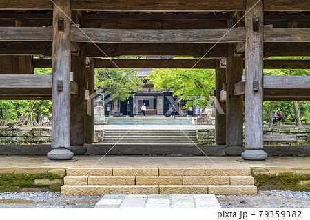【神奈川県】鎌倉　重厚感のある円覚寺の山門 79359382