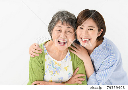シニア女性　若い女性　笑顔　仲良し 79359408