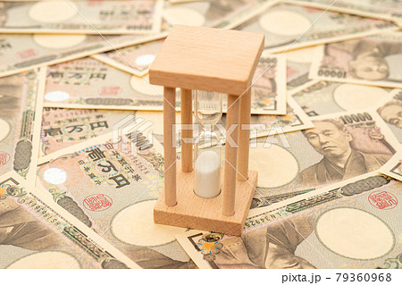 砂時計とたくさんのお金（時は金なりのイメージ） 79360968