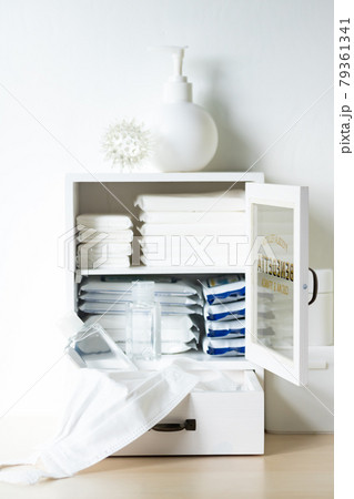 お家の玄関に感染症対策コーナーを設置する 79361341