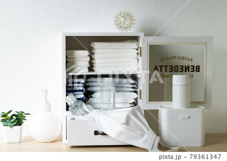 お家の玄関に感染症対策コーナーを設置する 79361347