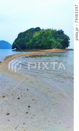 【山口県】周防大島のパワースポット 真宮島につながる砂州の道 【山口県】周防大島のパワースポット 真宮島につながる砂州の道 79363397