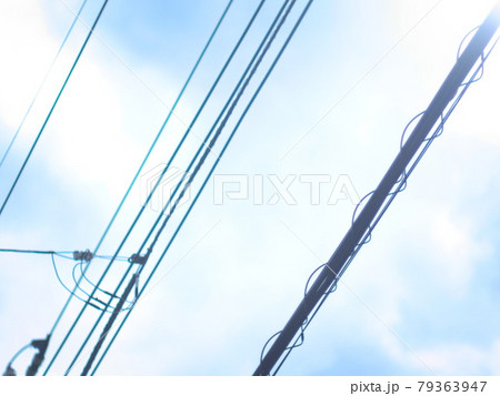 電線と夏の空 79363947