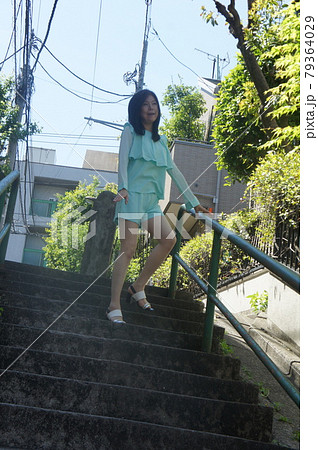 階段のある街並みを散歩する長身女性 階段のある街並みを散歩する長身女性 79364029