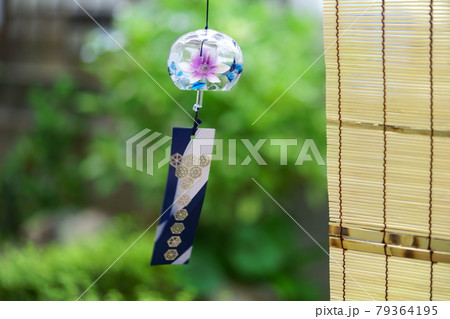 和風の庭の揺れる風鈴 79364195