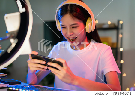 Girl playing a game wearing a headset - Stock Illustration [59282076] -  PIXTA