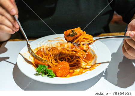 Females hand eating Spaghetti Females hand eating Spaghetti 79364952