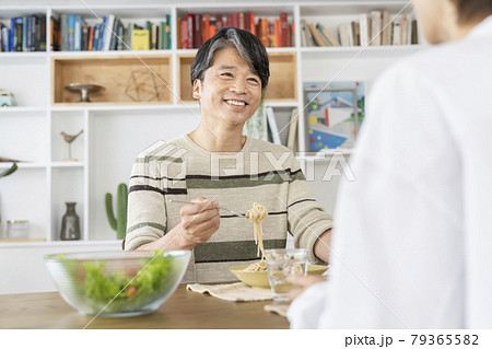 食事をする夫婦　イメージ　笑顔の50代の男性 79365582