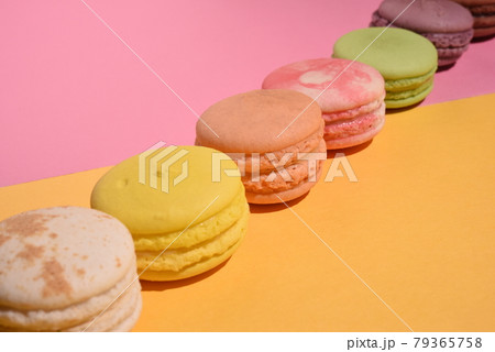 カラフルなマカロン 79365758