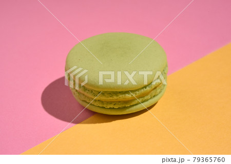 カラフルなマカロン 79365760