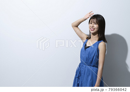 青いワンピースの女性 青いワンピースの女性 79366042