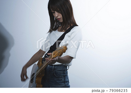 ギターを弾く女性 79366235