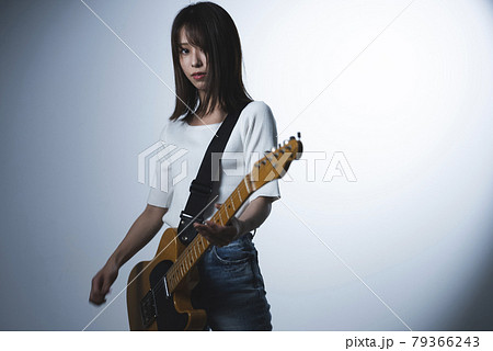 ギターを弾く女性 79366243