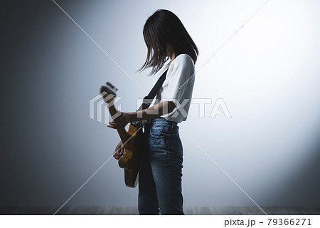 ギターを弾く女性 79366271