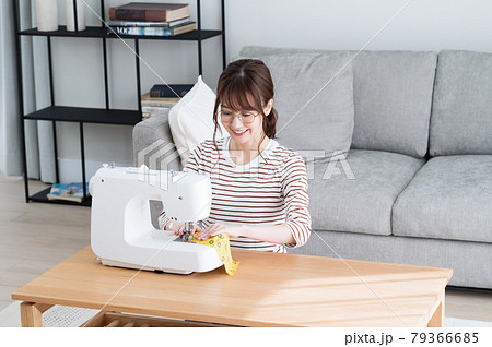ミシンでマスクを裁縫する眼鏡の女性 79366685