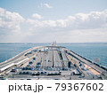 海ほたるから見た駐車場と高速道路 79367602