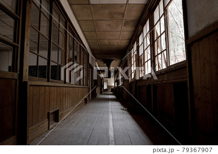廃鉱山集落に残された小学校跡の廊下 79367907