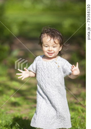 春の公園で遊ぶ赤ちゃん 79368130