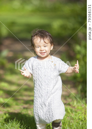 春の公園で遊ぶ赤ちゃん 春の公園で遊ぶ赤ちゃん 79368131