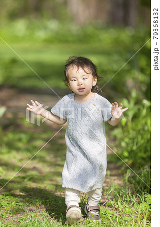 春の公園で遊ぶ赤ちゃん 79368132