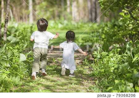 森の小道を走っていく兄妹 森の小道を走っていく兄妹 79368206