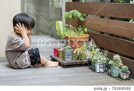 ウッドデッキ で遊ぶ男の子 ウッドデッキ で遊ぶ男の子 79369098