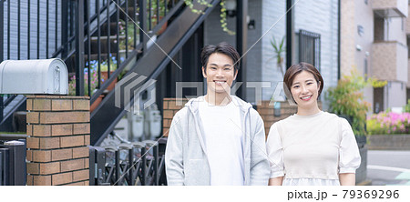 新居の前に立つ新婚カップル バナーサイズ 新居の前に立つ新婚カップル バナーサイズ 79369296