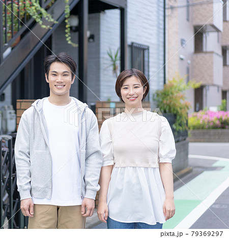 新居の前に立つ新婚カップル　正方形 79369297