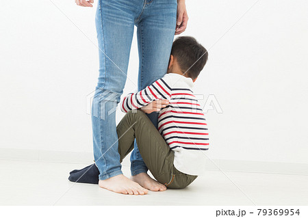 抱きつく子供と母親 79369954