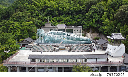 南蔵院の釈迦涅槃像のドローン空撮 79370295