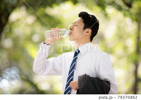 ビジネスマン　水分補給　熱中症　暑い 79370862