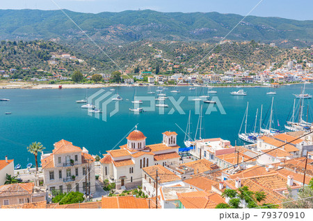 ピレウス港からほど近いポロス島の町並み 79370910