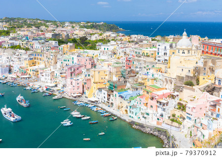 プローチダ島のかわいらしい町並み 79370912