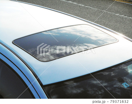 自動車のガラスサンルーフ 79371632