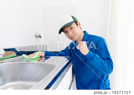 ハウスクリーニング　家事代行　台所　ガッツポーズ 79371737