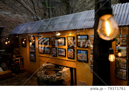 路地裏の美術館 79371761