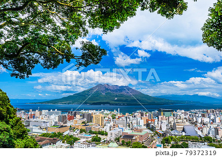 城山公園展望台から見る桜島と鹿児島市の街並み 城山公園展望台から見る桜島と鹿児島市の街並み 79372319