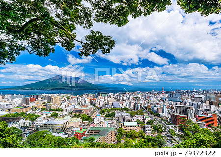 城山公園展望台から見る桜島と鹿児島市の街並み 79372322
